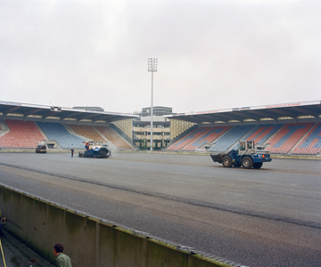 840304 Afbeelding van de werkzaamheden in Stadion Nieuw Galgenwaard (Herculesplein) te Utrecht, ter voorbereiding van ...